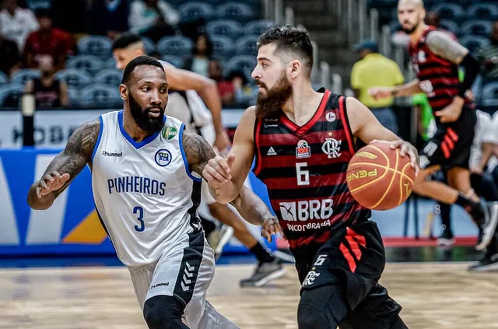 Jogadores do flamengo e do pinheiros, que são alguns dos melhores times de basquete do brasil