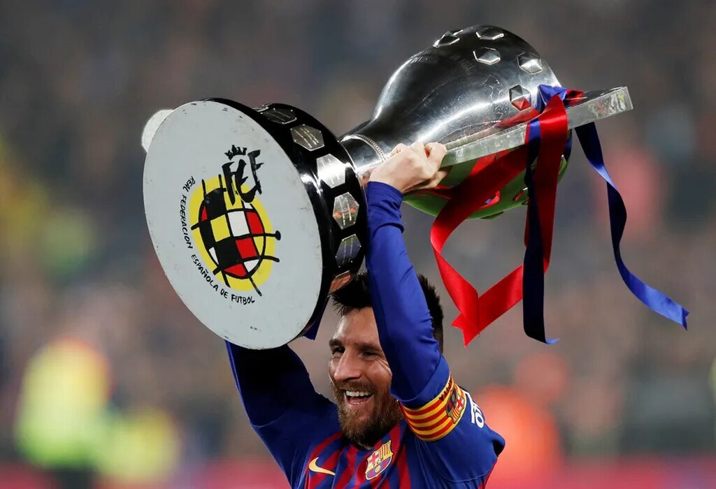 Messi erguendo a taça da La Liga