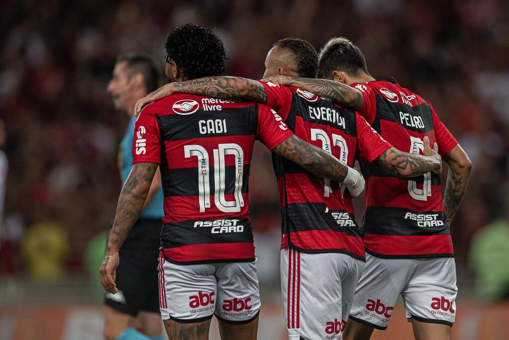 Time do Flamengo abraçados