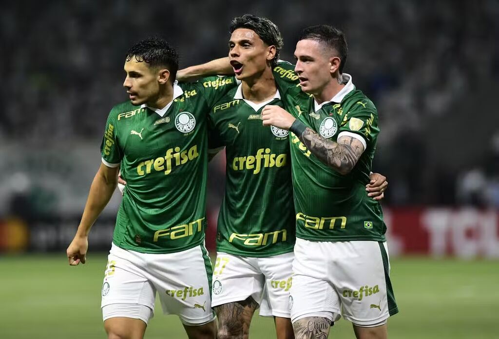 parte do elenco do palmeiras em campo abraçado. a equipe é uma das favoritas brasileirão a