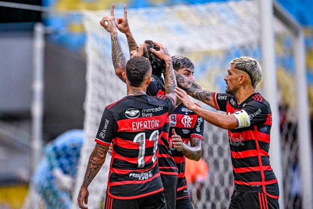 parte do elenco do flamengo comemorando um gol. o time é um dos favoritos brasileirão a