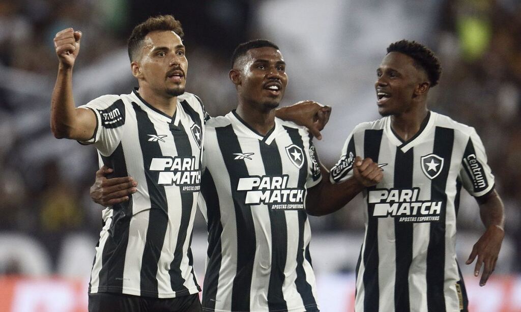 parte do elenco do botafogo em campo abraçado. o time é um dos favoritos no brasileirão a