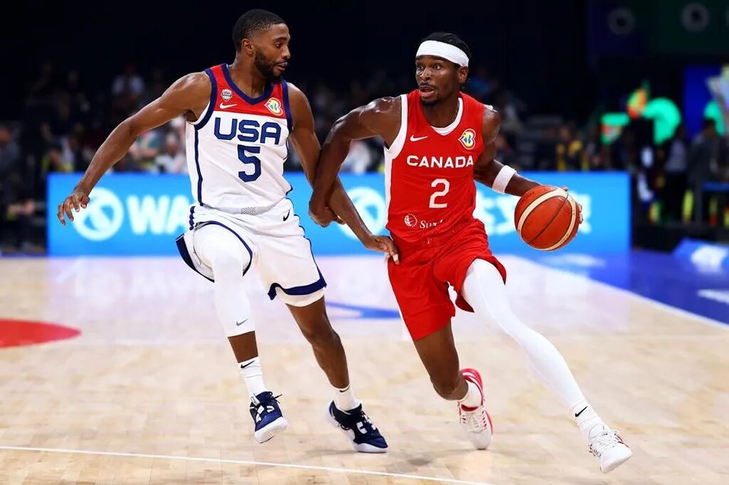 dois jogadores de basquete que entendem como a competição de basquete é dirigida se disputam na quadra