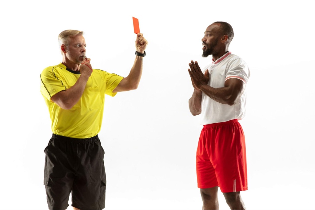 arbitragem levanta um cartão vermelho para um jogador de futebol