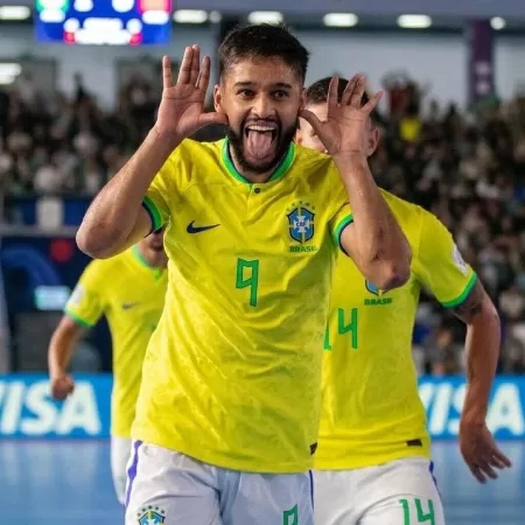 Leandro Lino comemora após marcar no jogo do Brasil contra o Marrocos, pela Copa do Mundo de Futsal