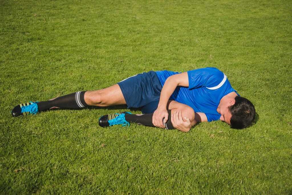 jogador de futebol lesionado, e sendo um dos desfalques do time, que alteram as odds