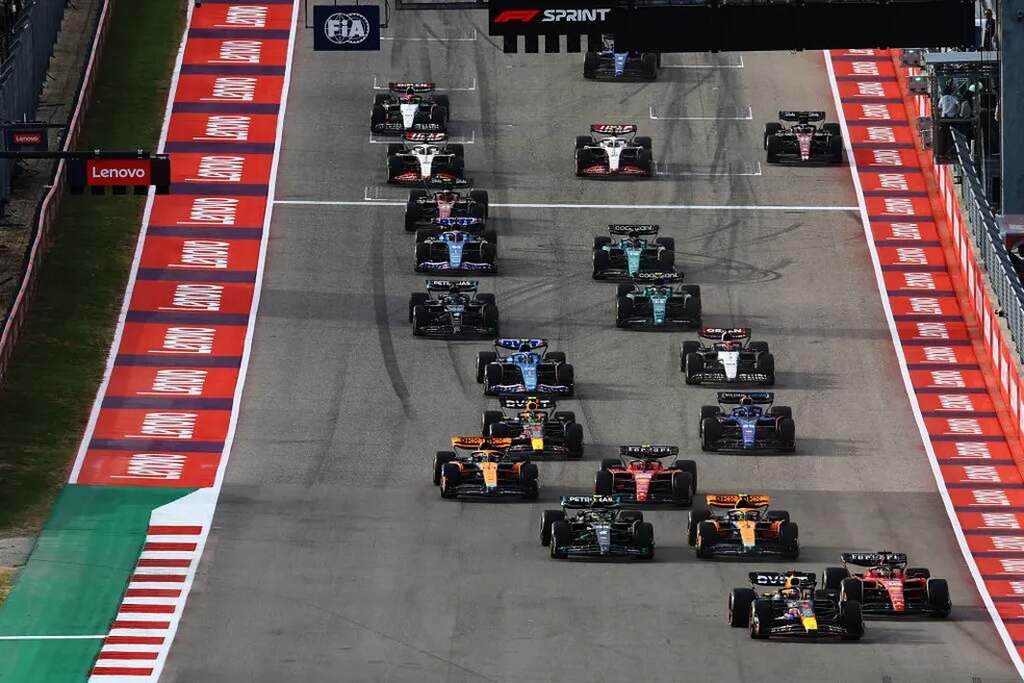 carros de corrida disputando o gp de singapura