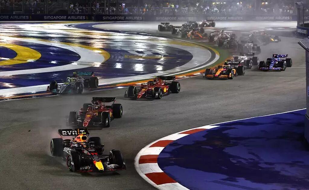 Carros de corrida correndo no gp de singapura