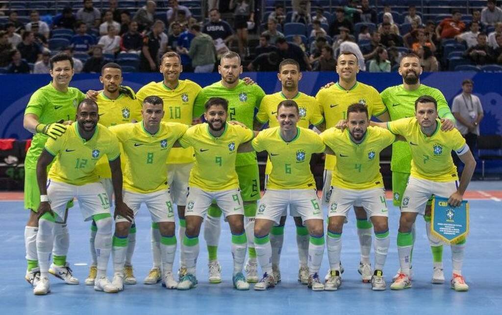 seleção brasileira, uma das maiores da historia da copa do mundo de futsal, posada para a foto oficial da partida