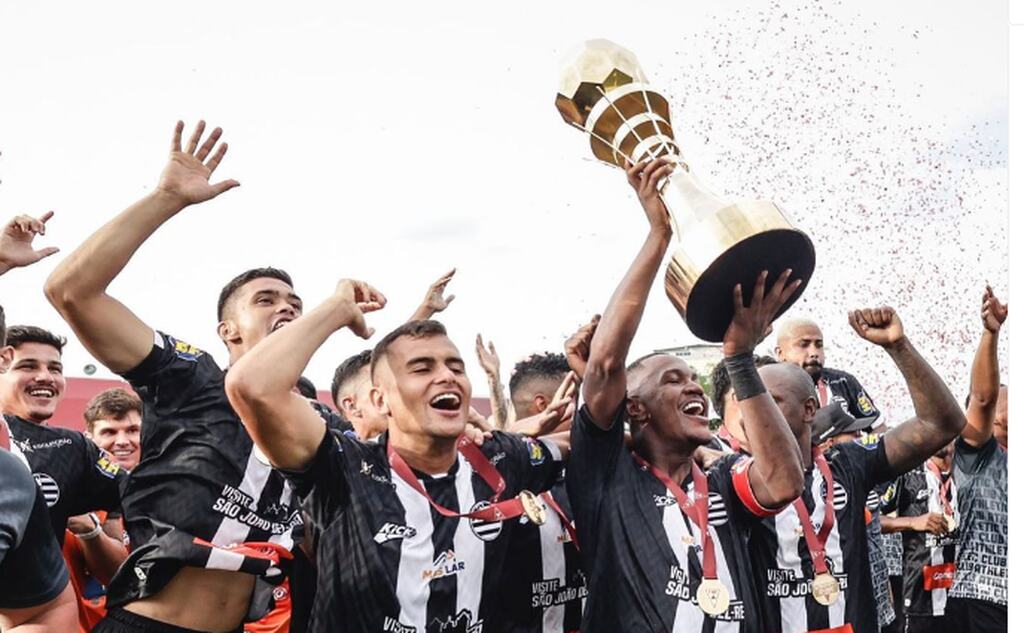 time do atlhetic mg comemorando o título da recopa mineira em 2023, erguendo a taça