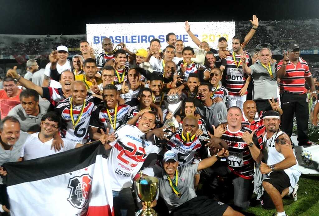 elenco campeão da serie c do brasileirão posado para a foto comemorando o titulo, que faz parte da historia do santa cruz