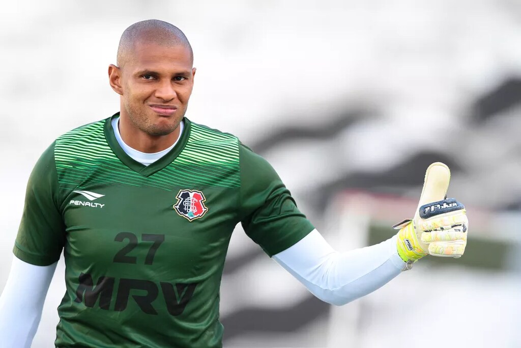 tiago cardoso fazendo um sinal de positivo com a mão. o goleiro é um dos maiores idolos da historia do santa cruz