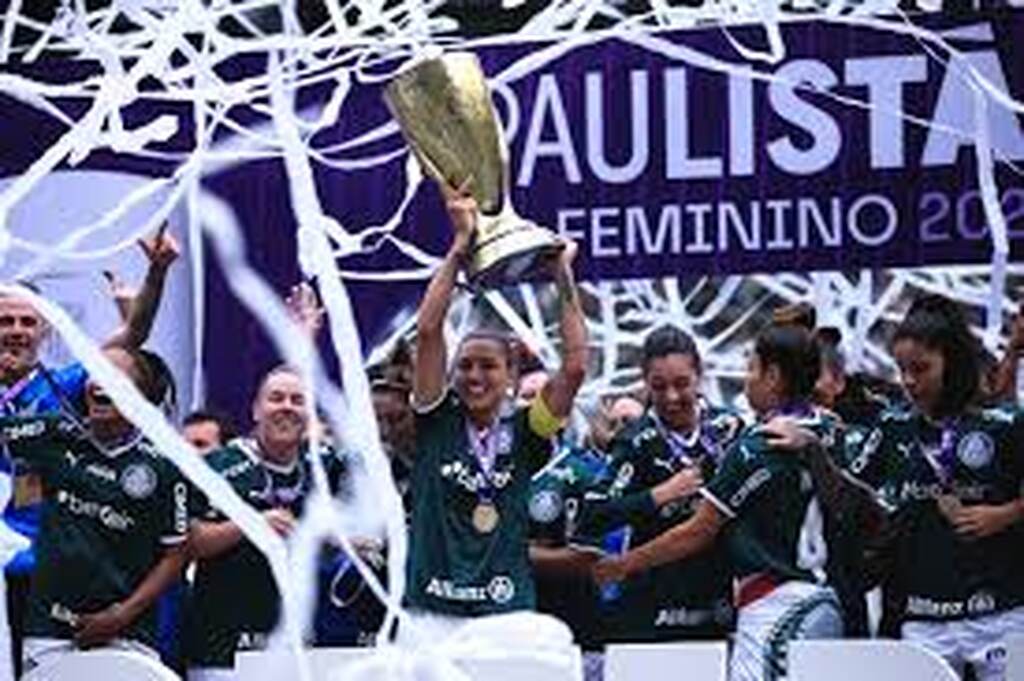 Time feminino do Palmeiras, que tem algumas melhores jogadoras do paulistao feminino, comemorando o título