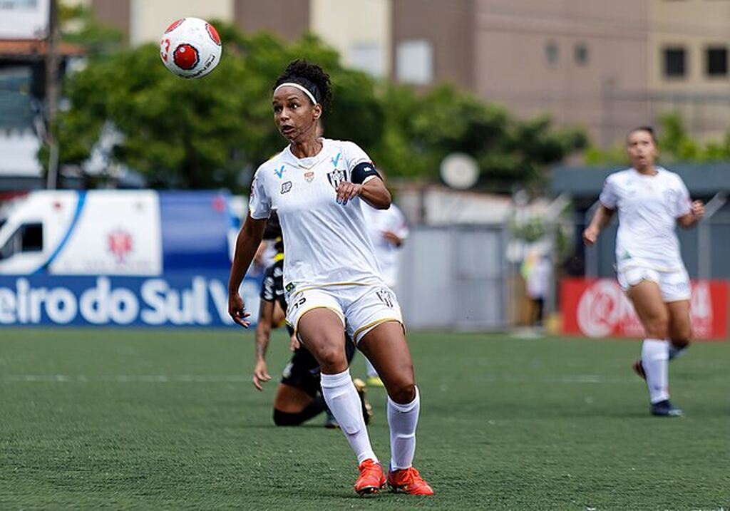 jogadora do são bernardo, que tem uma das melhores jogadoras do paulistao feminino, jogando em campo