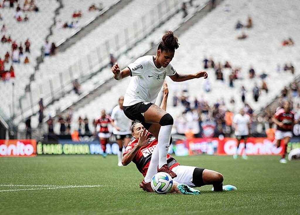 algumas das melhores jogadoras do paulistão feminino disputando uma bola em campo