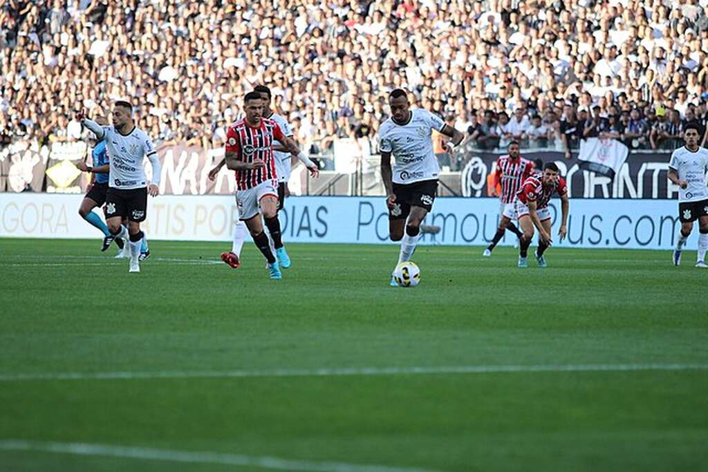 corinthians e são paulo se enfrentando no futebol de pontos corridos