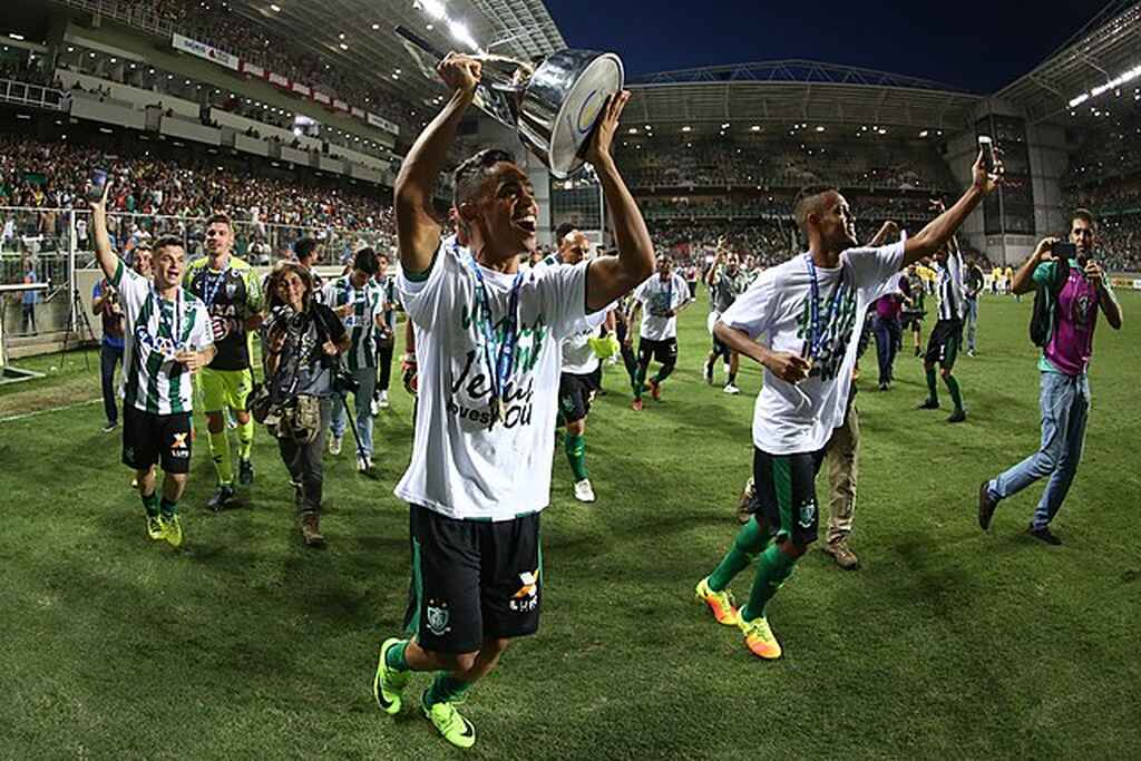 time de futebol do américa mg comemorando o título da serie b do brasileirao na era dos pontos corridos