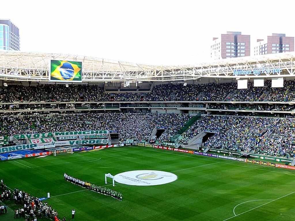 estádio do palmeiras lotado de torcedores recebendo um jogo de futebol de pontos corridos