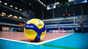 uma bola de vôlei na ponta da quadra prestes a ser utilizada em um tie break