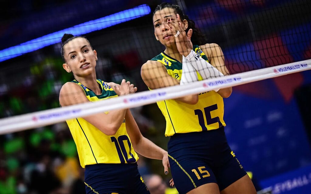 duas atletas femininas de vôlei que sabem o que é tie break na quadra