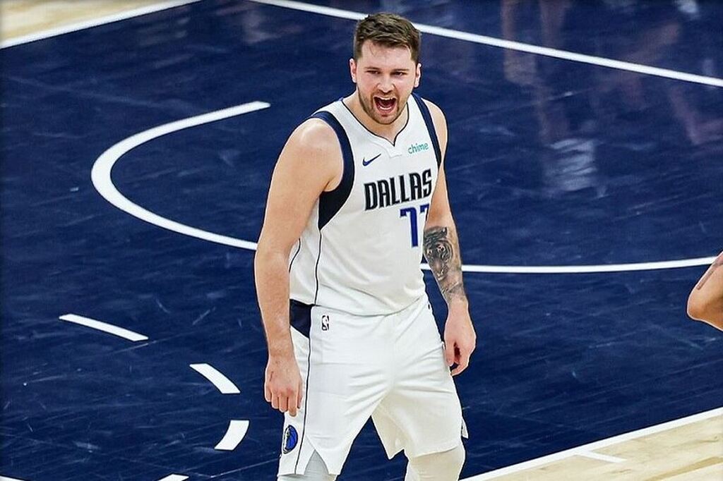 jogador luka doncic na quadra pelos dallas mavericks. ele é um dos destaques da temporada 2024 2025 da nba