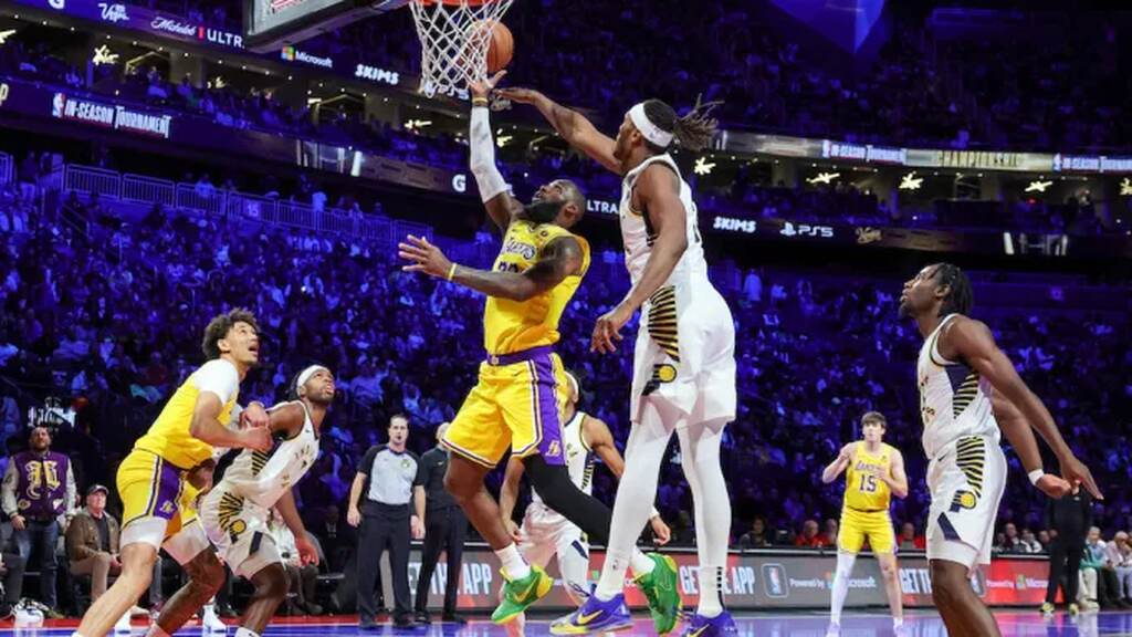 Jogadores da NBA se enfrentando em quadra