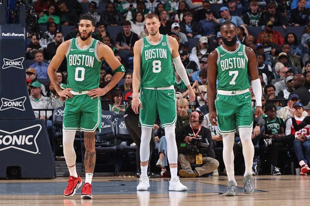 jogadores do boston celtics na quadra. o time é um dos favoritos da temporada 2024 2025 da nba