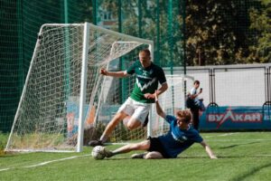 jogador da defesa de um time faz a baliza inviolada por equipe ao defender a bola de entrar no gol