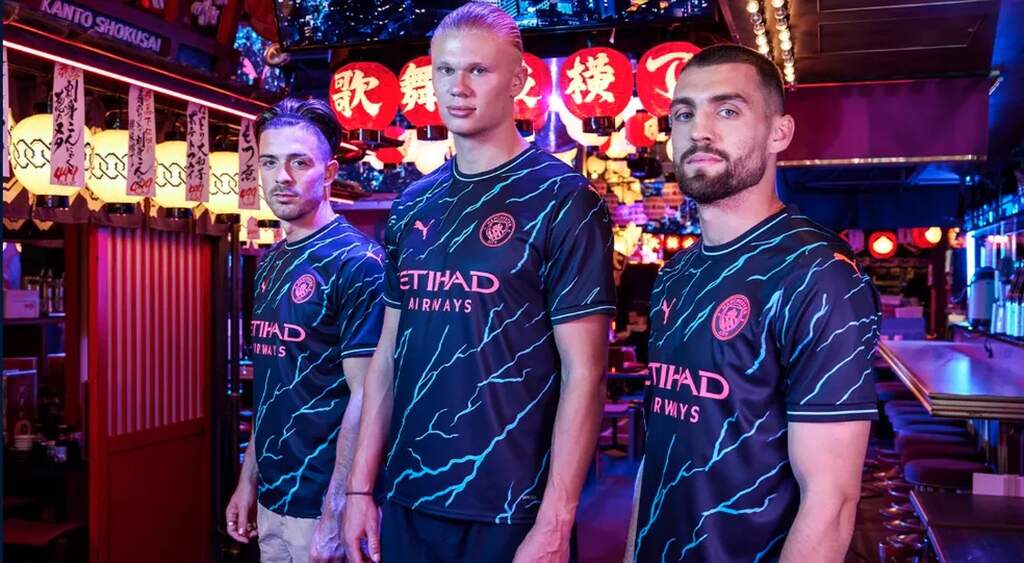 parte do elenco do manchester city com a camisa de time mais bonita