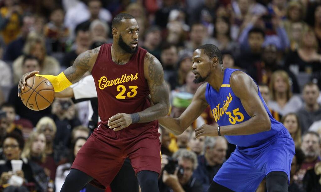 jogadores do cleveland cavaliers historia e dos warriors em quadra disputando a bola