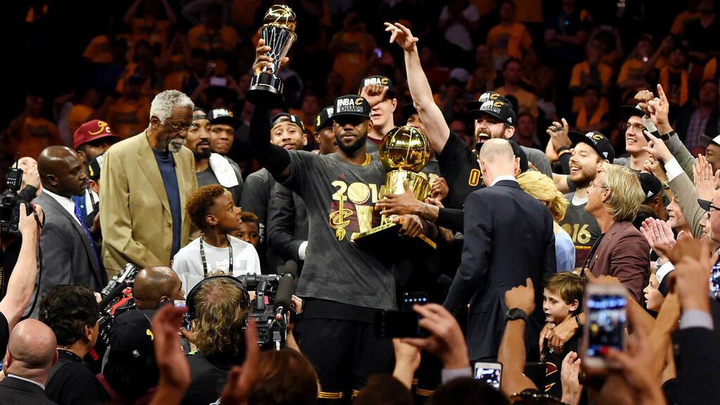 lebron james segurando o titulo de 25/16 do cleveland cavaliers historia