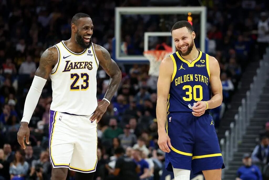 lebron james e stephen curry em quadra, e sabem como apostar em pontos no basquete