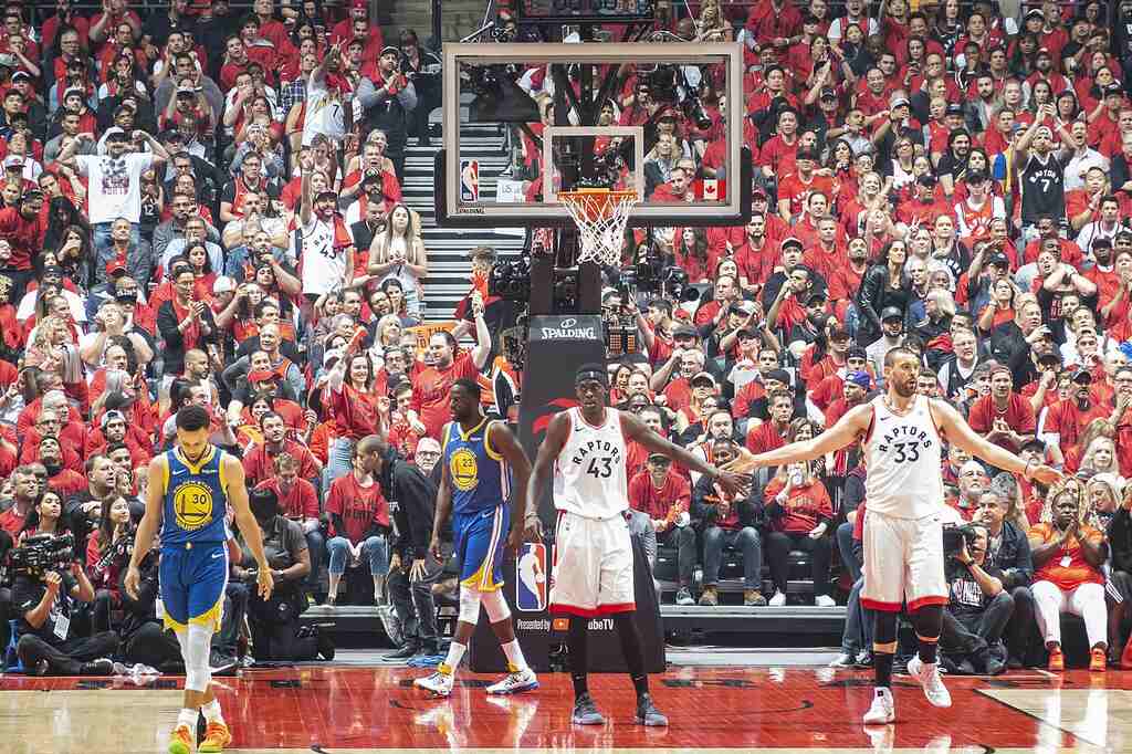 jogadores que sabem como apostar em pontos no basquete jogam o esporte em quadra com a torcida assistindo