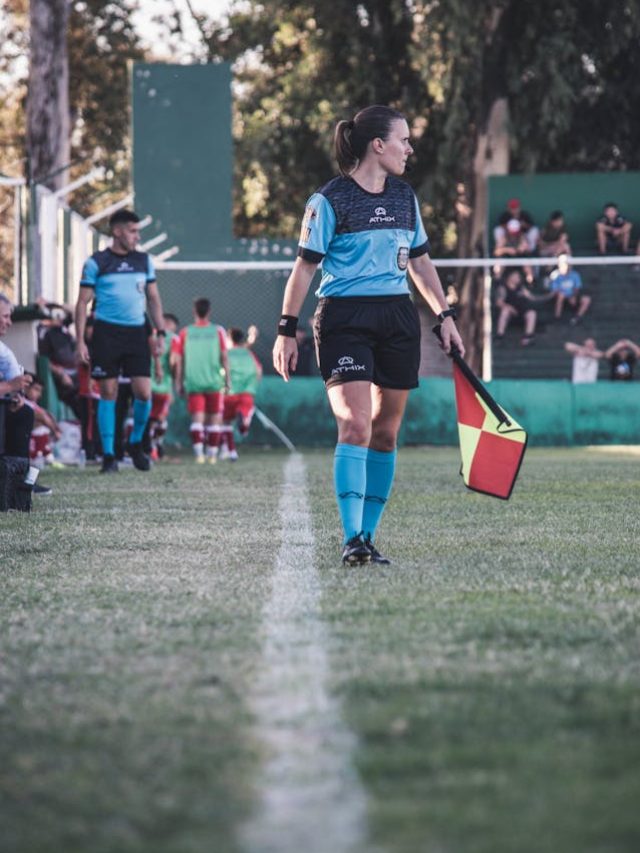 O que é a regra do impedimento no futebol? Entenda a penalidade e como surgiu