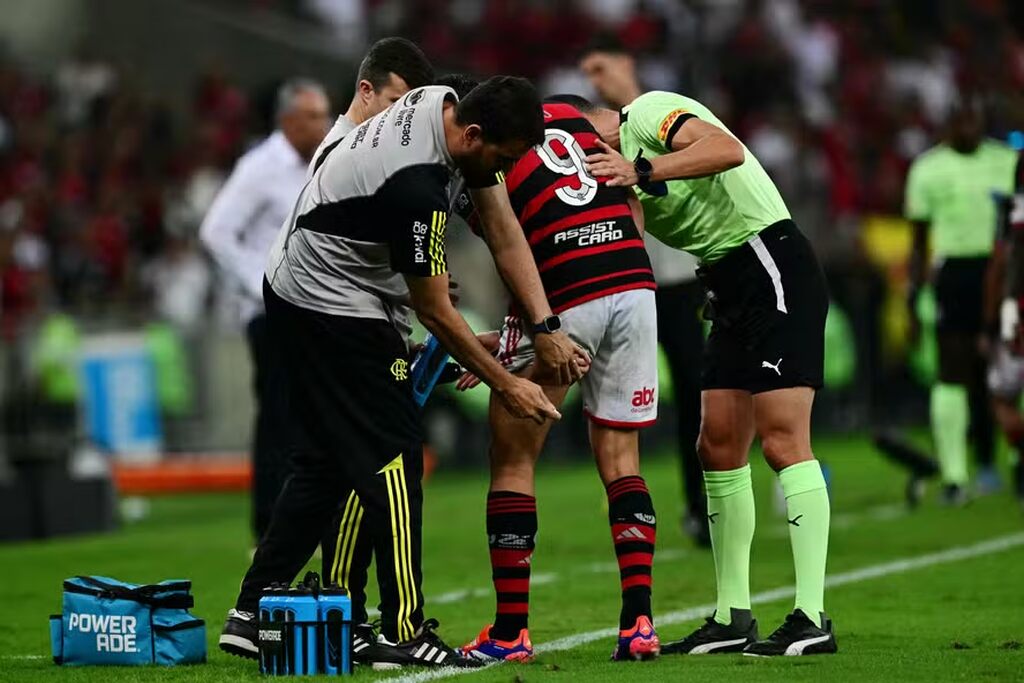 pedro, do flamengo, lesionado devido ao excesso de jogos no calendario