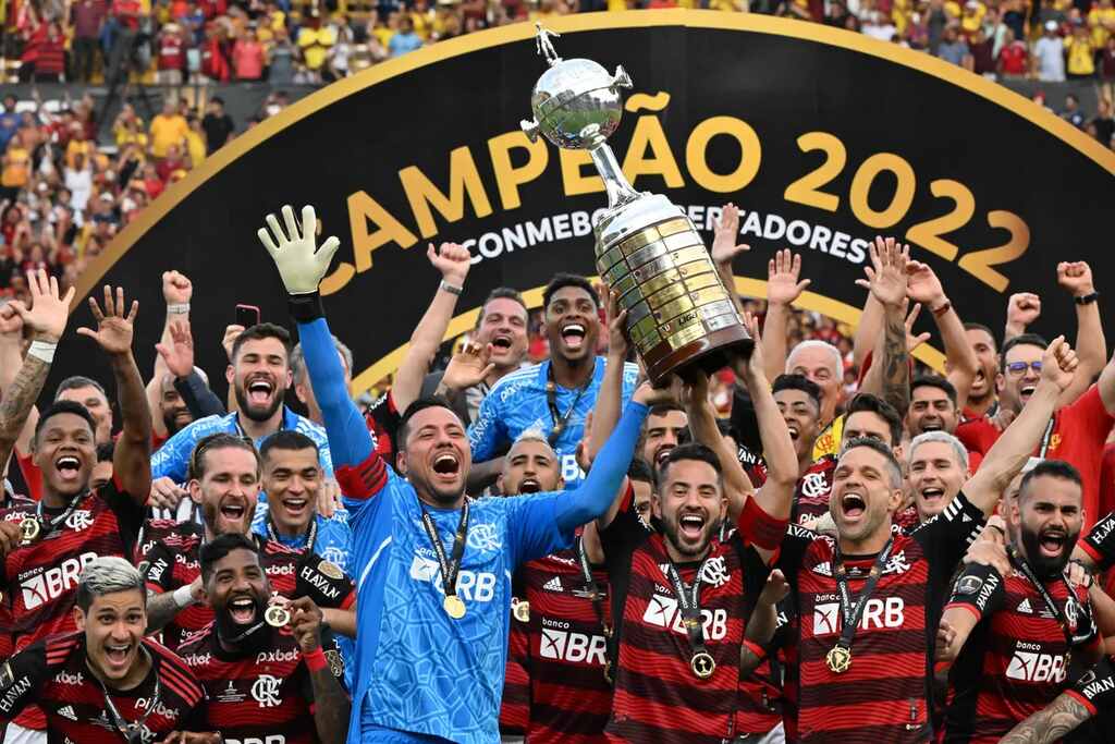 flamengo erguendo a taça de campeao apos passar o fator altitude na libertadores