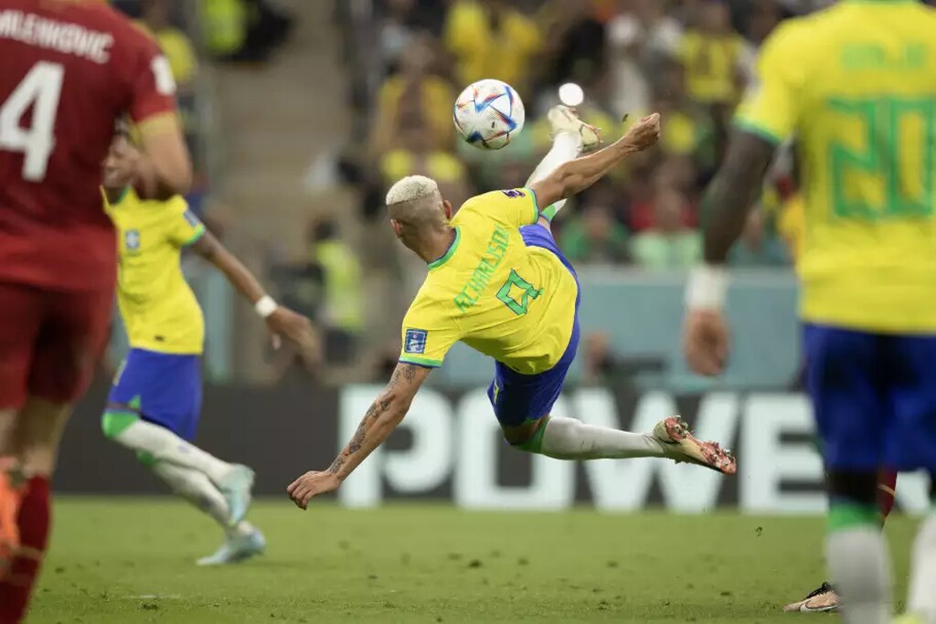 Richarlison fazendo um dos gols exatos em campo pela seleção brasileira