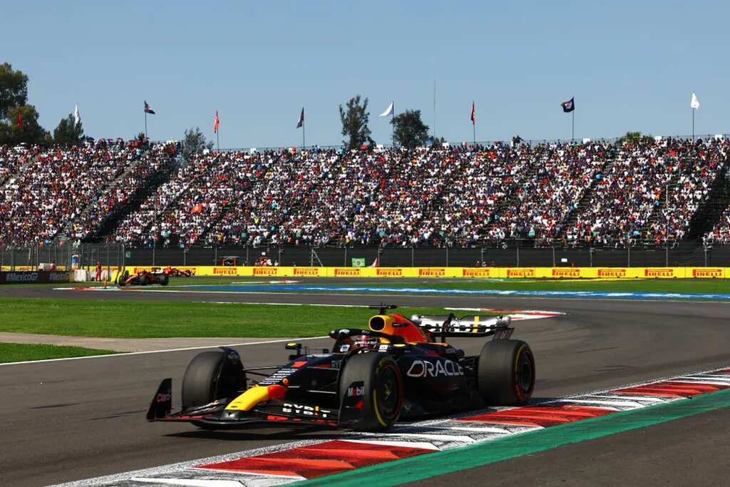 carro do max verstappen na pista para vencer o gp do mexico