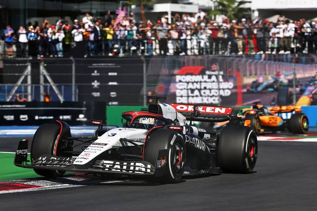 carro de corrida na pista do gp do mexico