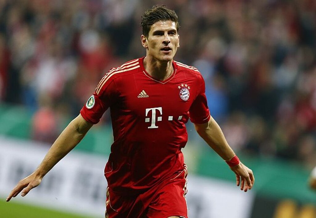 mario gomez, que tem muitos hat trick, em campo pelo bayern