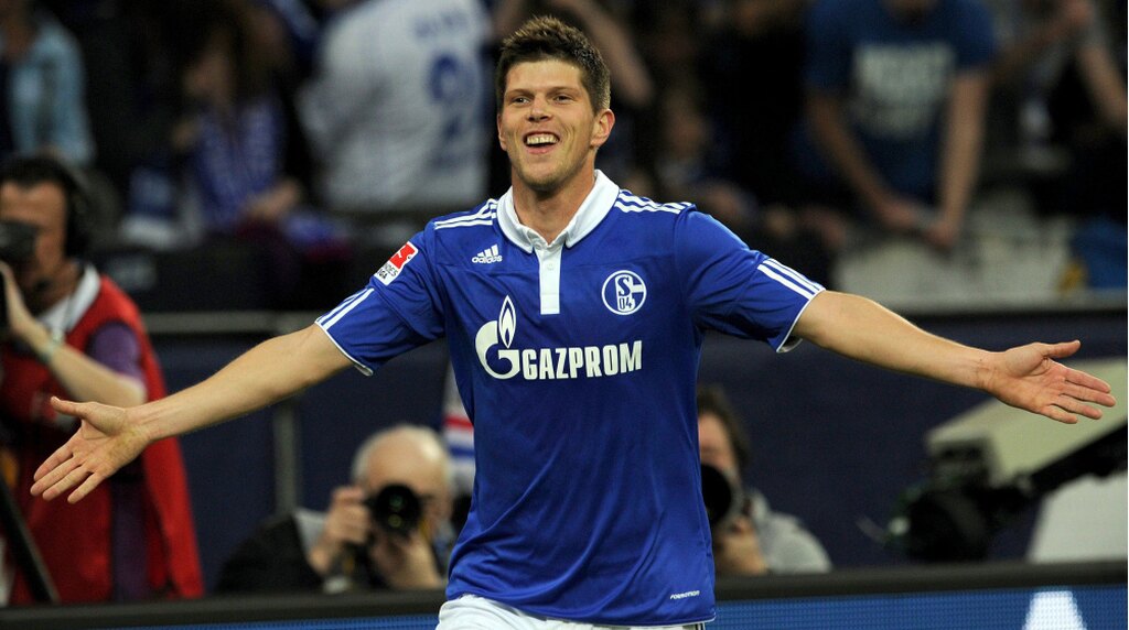 huntelaar, que tem muitos hat trick, em campo pelo schalke 04