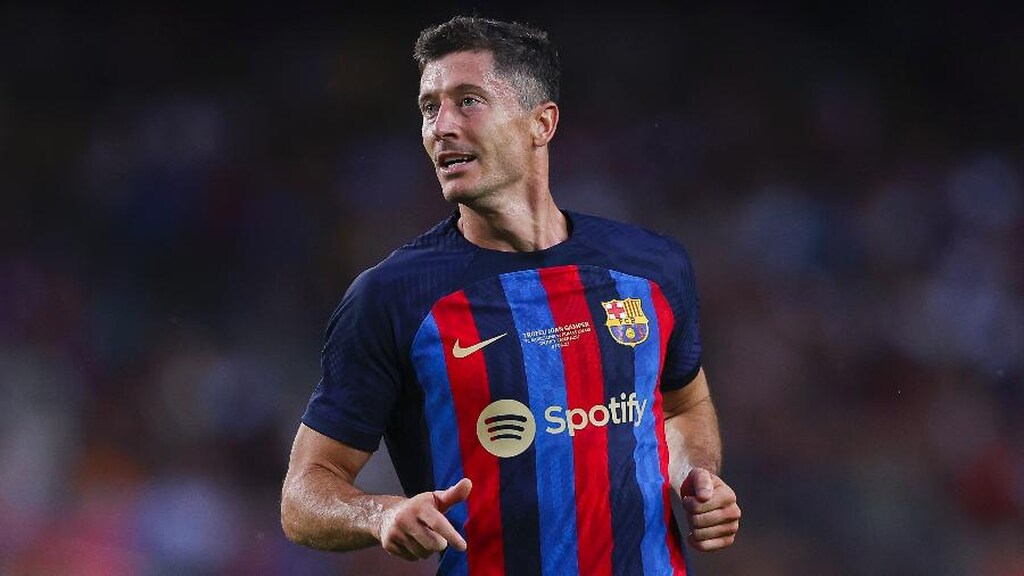 lewandowski, que tem muitos hat trick, em campo pelo barcelona