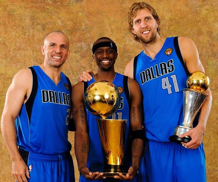 dirk nowitzki, jason kidd e jason terry com o premio da nba, alguns dos maiores jogadores da história Dallas Mavericks