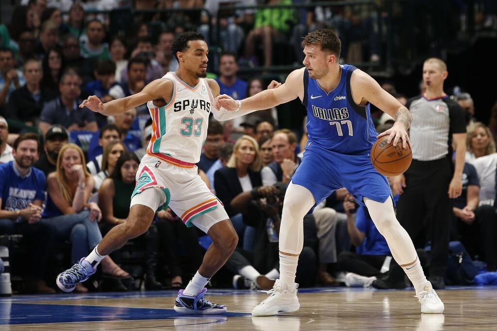 jogador do dallas mavericks e do san antonio spurs em quadra, uma das maiores rivalidades da história Dallas Mavericks