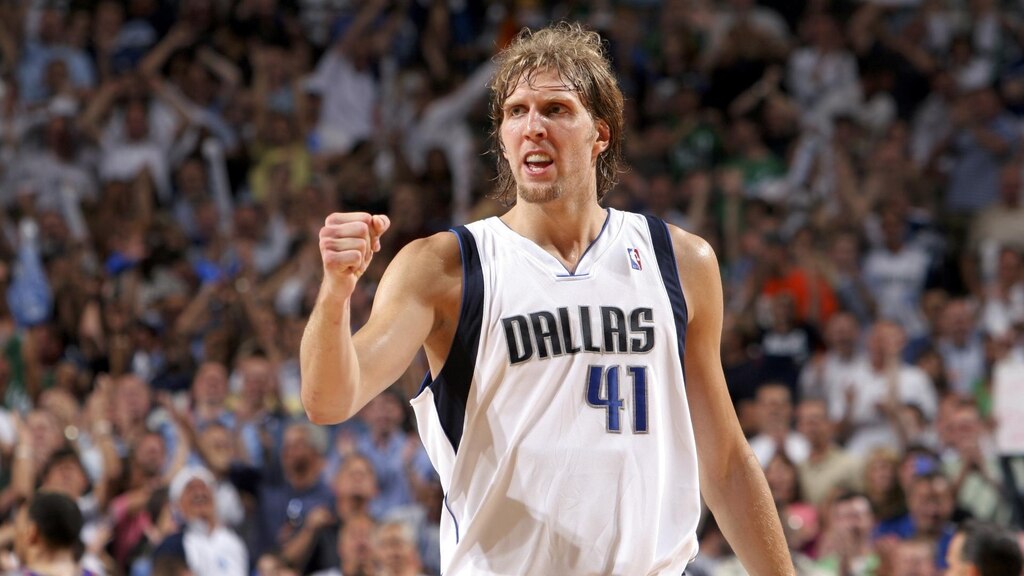 Dirk Nowitzki em quadra, um dos maiores jogadores da história Dallas Mavericks