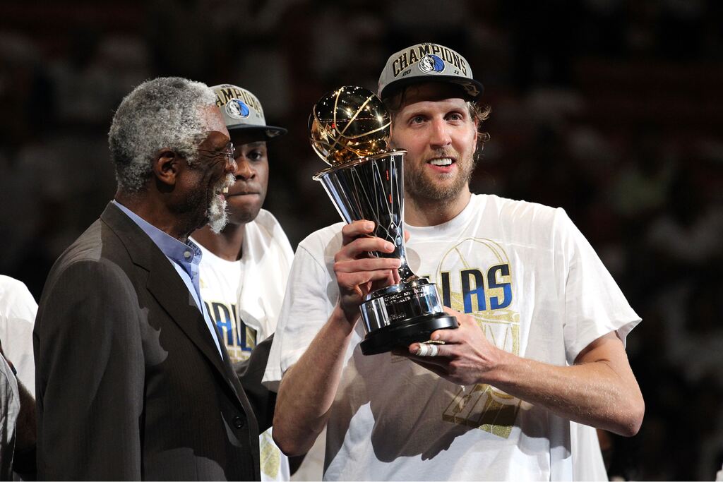 dirk nowitzki com a taça de mvp, um dos maiores jogadores da história Dallas Mavericks