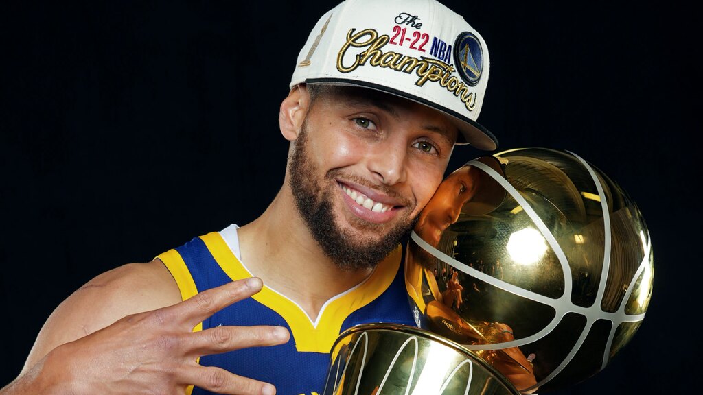 stephen curry com a bola de ouro, o melhor jogador da história do Golden State Warriors