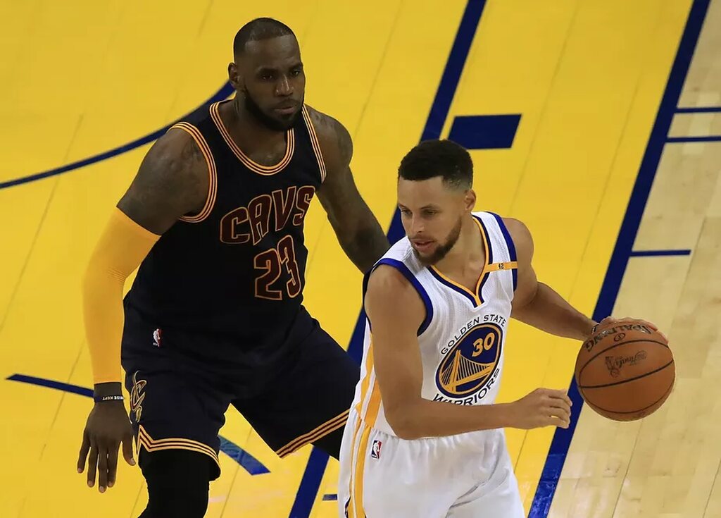 jogadores do cavaliers e do warriors em quadra, é a maior rivalidade da história do Golden State Warriors