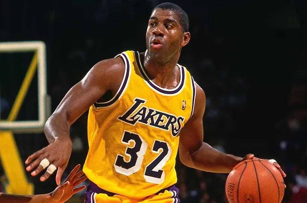 magic johnson, um dos principais idolos da historia dos lakers, em quadra pelo time