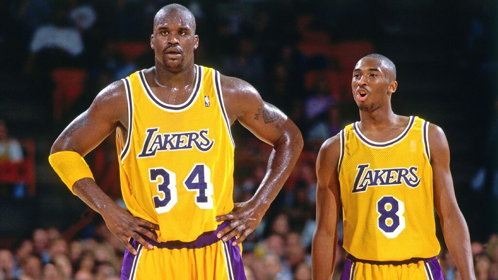 kobe bryant e shaquille oneal em quadra; ambos sao alguns dos maiores idolos da historia dos lakers